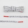 Lacets en ciment blanc avec pointes en plastique rouge